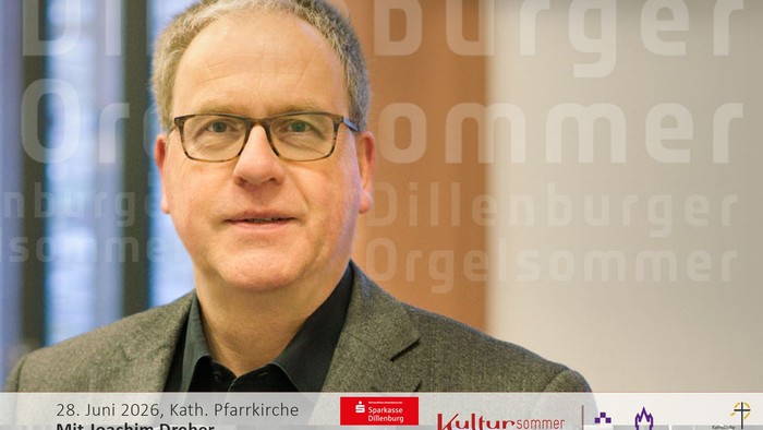 Mann mit Brille bei einer Veranstaltung des „Dillenburger Orgelsommers“ am 28. Juni 2026 mit Joachim Dreher.