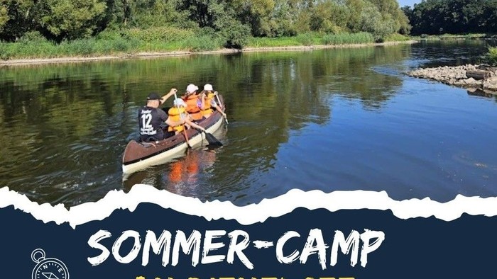 Flyer für das Sommer-Camp, Kanufahrer auf Wasser