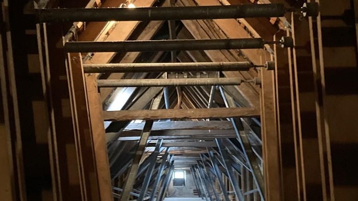 Ein Blick in den Dachboden mit freiliegenden Dachbalken und Holzkonstruktionen.