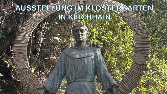 Plakat wirbt für eine Ausstellung über den heiligen Franz von Assisi im Klostergarten in Kirchhain mit Öffnungszeiten und freiem Eintritt.
