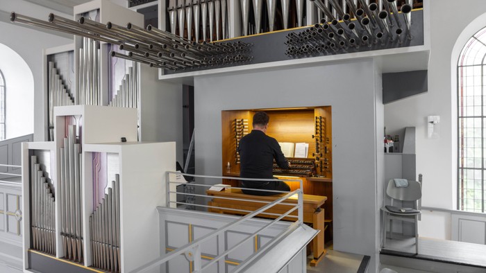 Orgel in Kirche mit Organist am Spieltisch