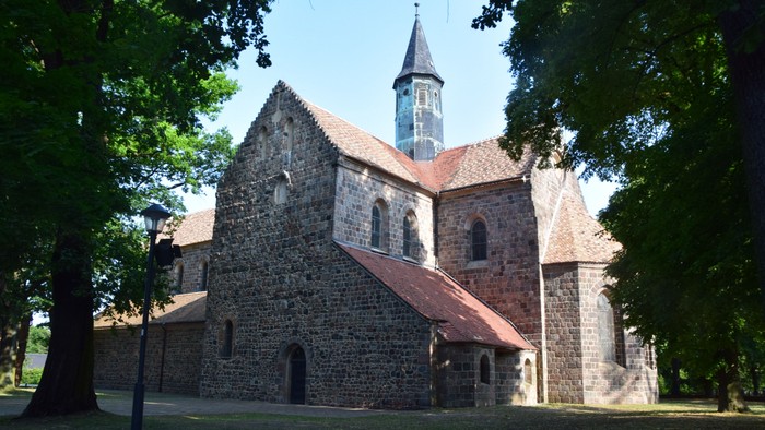 Außenansicht der 800 Jahre alten aus fein behauenen Feldsteinen errichteten Kirche in Kloster Zinna.