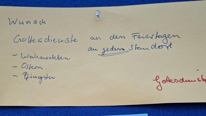 Das Bild zeigt einen handgeschriebenen Zettel mit einer Bemerkung zu Gottesdiensten an Feiertagen.