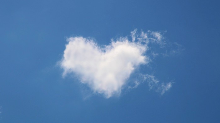 Ein einzelne Wolke vor blauem Himmel