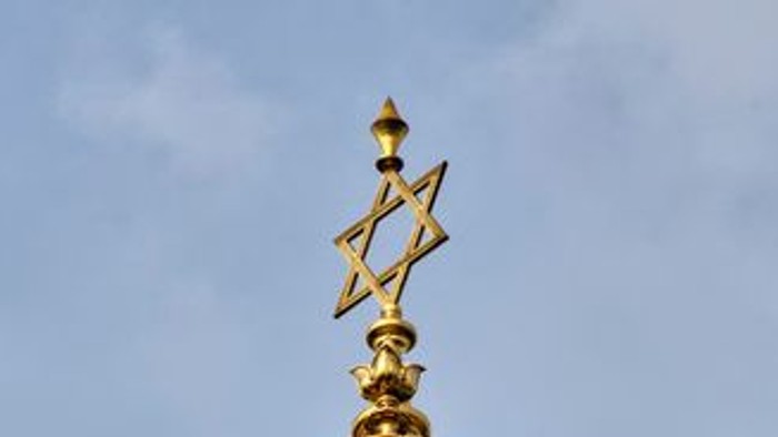 Prachtvoller goldener und blauer Kuppeldom mit filigranem Zierwerk