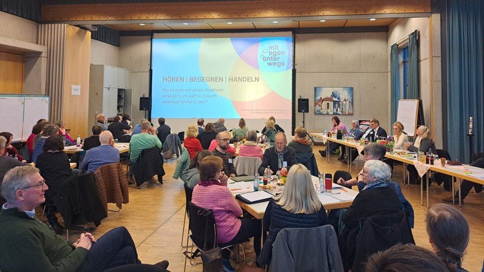 Das Bild zeigt die Propsteisynode am 27. März 2025 in Seesen bei der Auftakt-Infoveranstaltung zur Strukturreform.