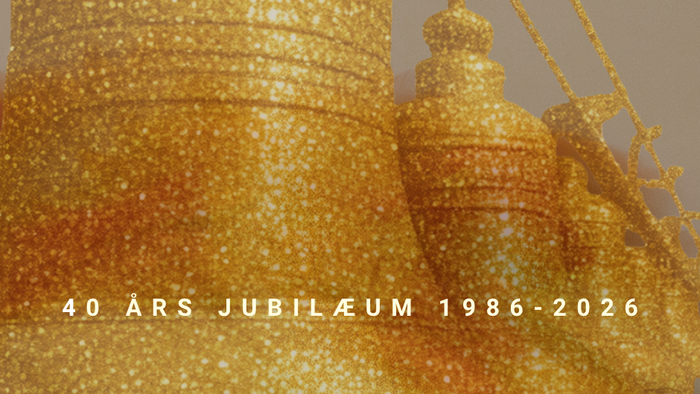 Guldglitrende skulptur, der fejrer 40-års jubilæum fra 1986 til 2026.