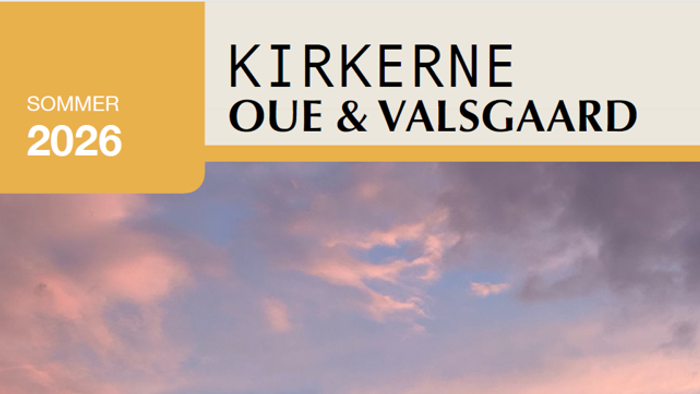 Plakat til sommeren 2026 for Kirkerne Oue & Valsgaard med et naturskønt himmelmotiv i bløde pink og lilla nuancer.