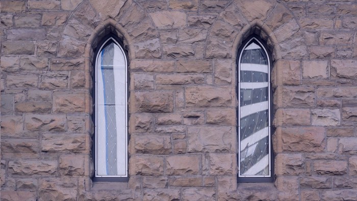 kirchenmauer mit zwei fenstern
