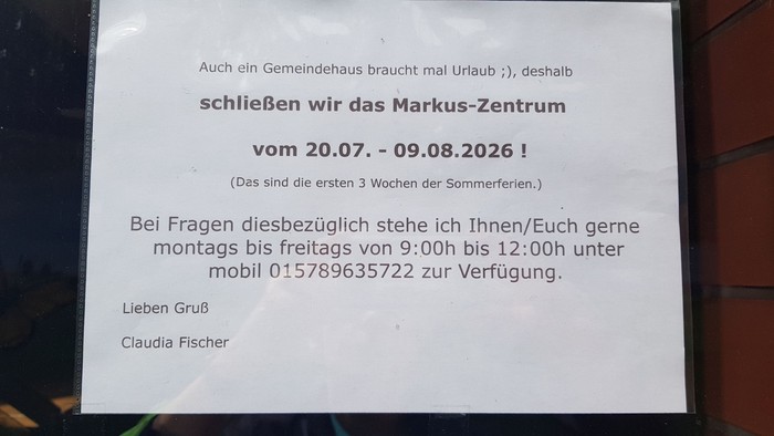 Das Bild zeigt einen Aushang, auf dem die Schließung des Markus-Zentrums in den Ferien angekündigt wird.