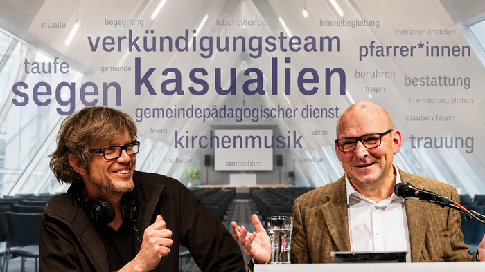 otomontage mit zwei Männern vor einem modernen, hellen Veranstaltungssaal. Im Hintergrund liegt eine halbtransparente Wortwolke mit Begriffen wie „Kasualien“, „Segen“, „Verkündigungsteam“, „Kirchenmusik“, „Pfarrer*innen“, „Taufe“, „Trauung“, „Bestattung