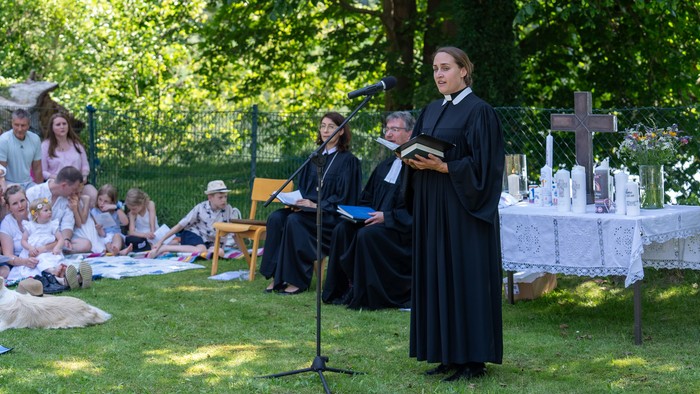 Drei Pfarrpersonen bei einem Open-Air-Taufgottesdienst in Heiligensee