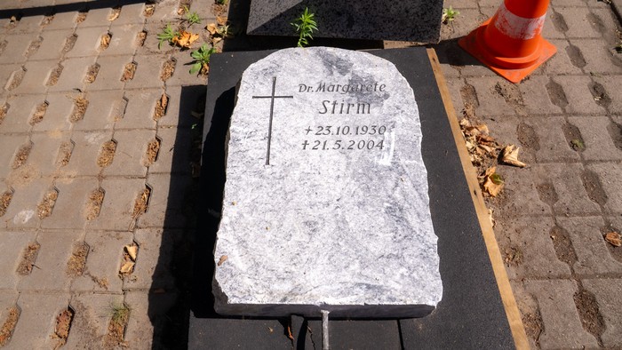 Grabstein von Dr. Margarete Stirm (1930-2004), ehemals Pfarrerin in der Evangelischen Kirchengemeinde Frohnau, auf dem Werkhof des Grünflächenamtes, nachdem die Grabstätte nicht von der Familie verlängert wurde