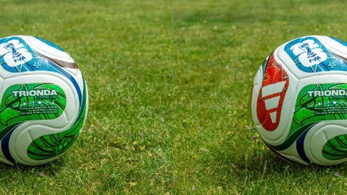 To fodbolde med farverige designs og