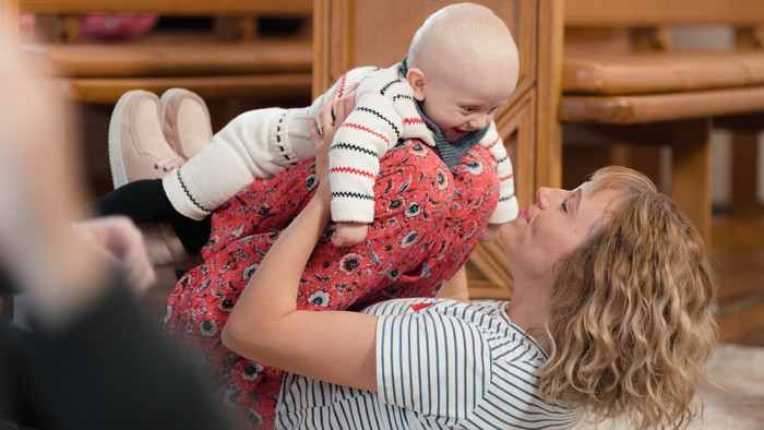 En mor og hendes baby deltager i babysalmesang