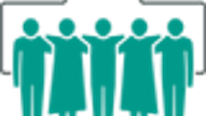Das Bild zeigt eine Gruppe von Menschen, die sich an den Händen halten und im Kreis stehen.
