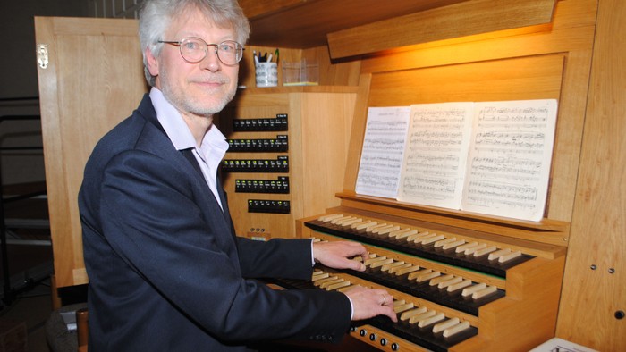 Mann spielt Orgel in Kirche