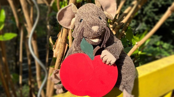 Stoffmaus mit Papierapfel