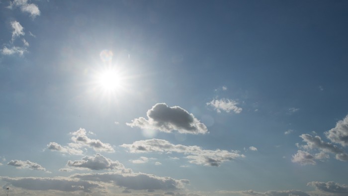 Gleißendes Sonnenlicht am blauen Himmel