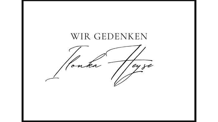 Ein schwarzer Rahmen auf weißem Hintergrund. Darin steht: Wir gedenken Ilonka Heyse