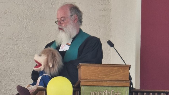Pfr Fitterer Pfeiffer mit Handpuppe