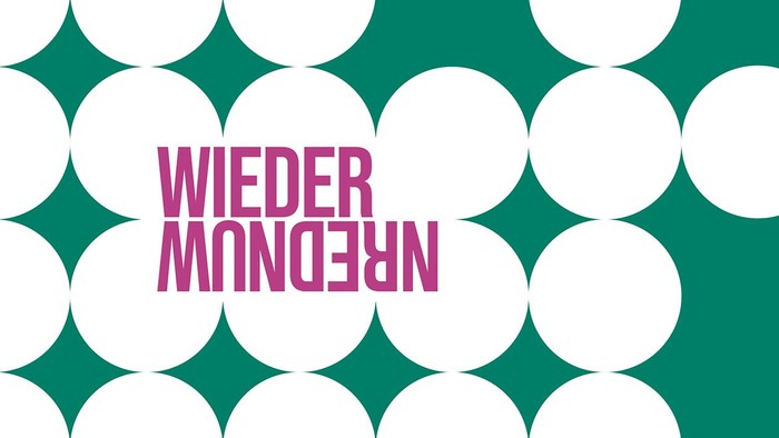 Die Grafik zeigt den Schriftzug „Wieder wundern“ in magentafarbenen Großbuchstaben auf einem geometrischen Muster aus weißen Kreisen und grünen Flächen.