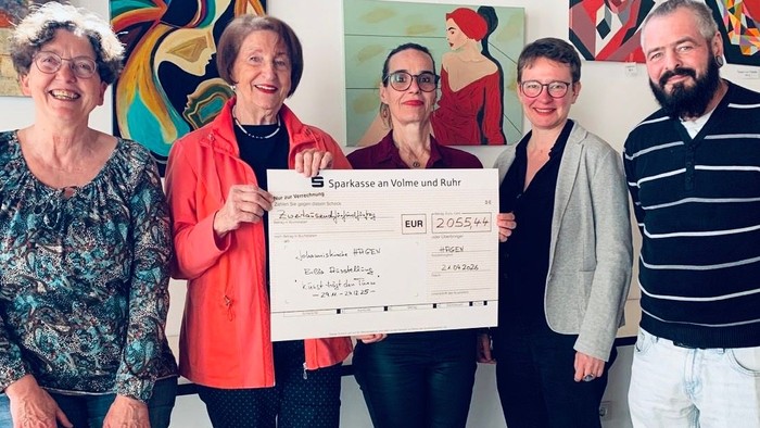 Das Team der Stadtkirchengemeinde freut sich über die Spenden der beiden Malerinnen Daniele Siebert (2. v. l.) und Josi Scholz (Mitte).