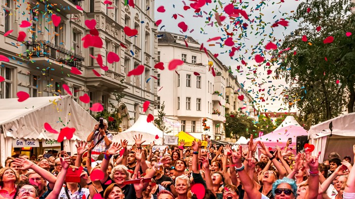 Rote Herzen fliegen durch die Luft.
