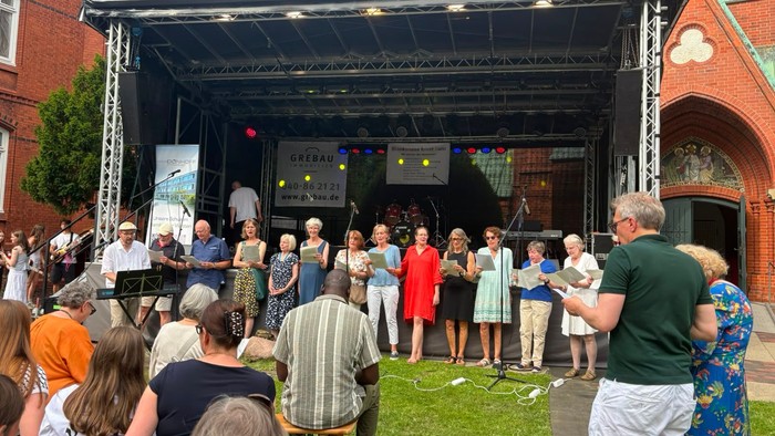 Gemeinschaftsveranstaltung auf der Bühne für ein Open-Air-Konzert oder eine Feier mit Zuschauern.