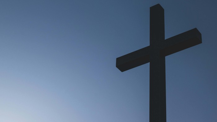 Kreuz vor blauem Himmel.