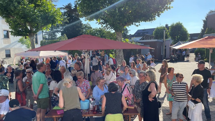 Menschen beim Feierabendmarkt