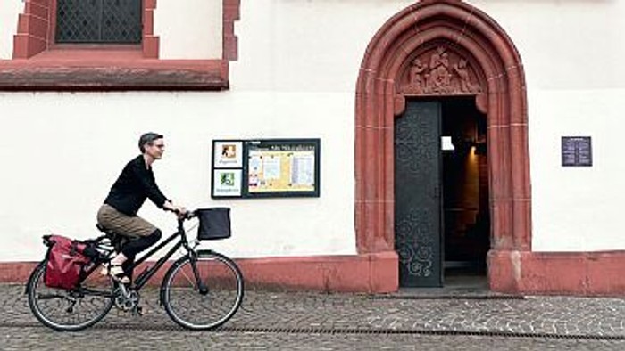Radfahrerin vor der Alten Nikolaikirche