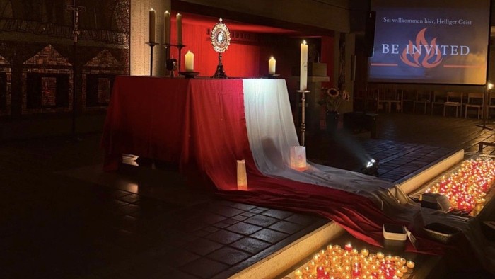Einladungsplakat zur Veranstaltung „Nachtlicht in der Kirche“ mit Abendmesse, Gebet, Gesang und Nachtwache am 28. August 2026.
