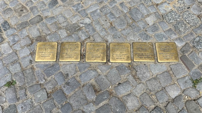 Stolpersteine in der Neuköllner Hermannstraße