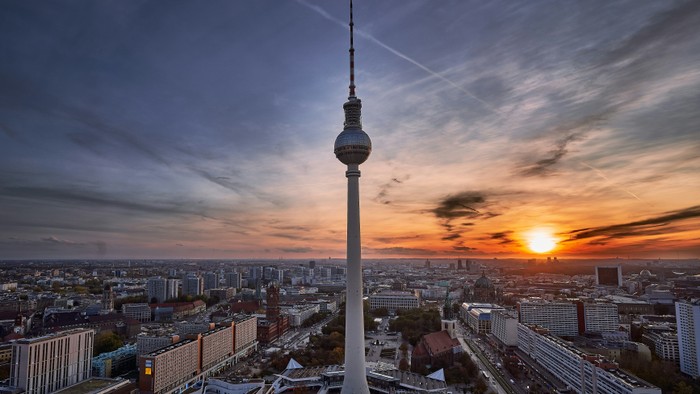 Der Fernsehturm im Abendhimmel