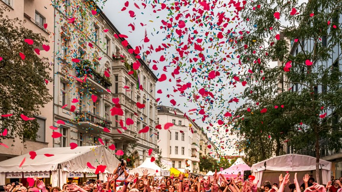 Rote Herzen fliegen durch die Luft.