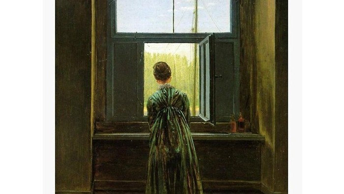 Eine Frau in einem grünen Kleid blickt in einem Gemälde von Caspar David Friedrich mit dem Titel *„Frau am Fenster“* aus dem Fenster.