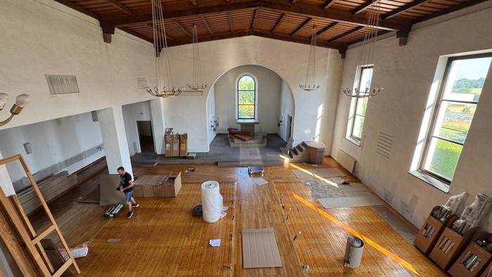 Ein entleerter Kirchraum von der Empore gesehen