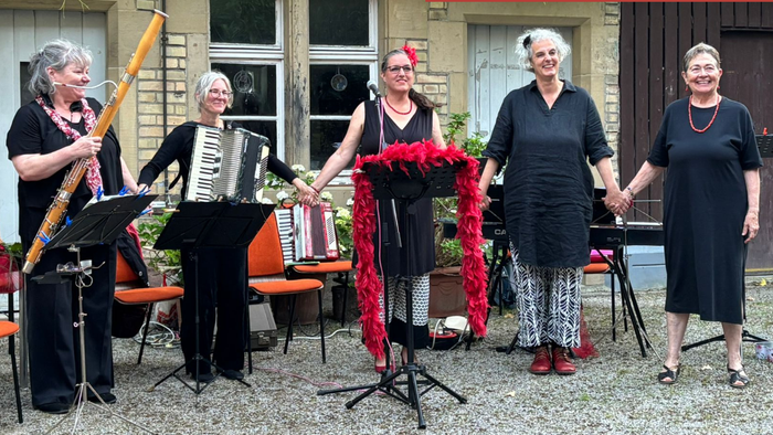 Benefizkonzert der Roten Rosen im Pfarrgarten Kirchfeld am 09.08.2026 um 18 Uhr