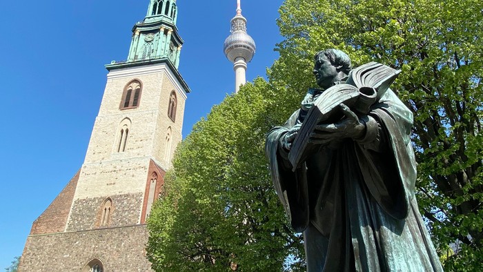 Statue vor Kirche und Fernsehturm
