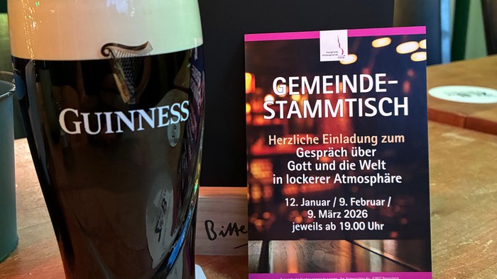 Guinness-Bier und Einladungskarte für eine Gemeinschaftsveranstaltung mit gemütlichen Atmosphären-Details.