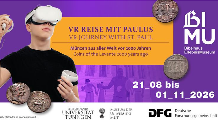 Die Grafik zeigt eine Person mit Virtual-Reality-Brille und zwei Controllern vor einem violetten Hintergrund. Umgeben von antiken Münzen informieren Schriftzüge und Logos über eine Ausstellung.