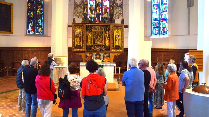 Kursteilnehmende des 1. Ausbildungskurses schauen sich den gotischen Altar in der St. Moritz-Kirche Mittenwalde an.
