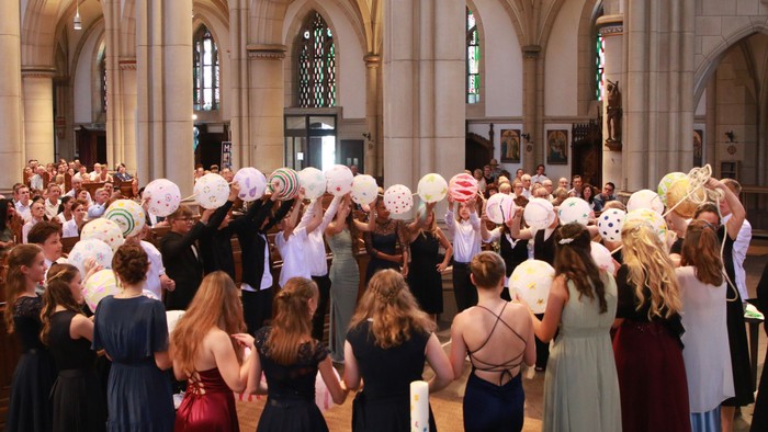 Junge Menschen bei ihr Konfirmation ausnahmsweise in einer katholischen Kirche.