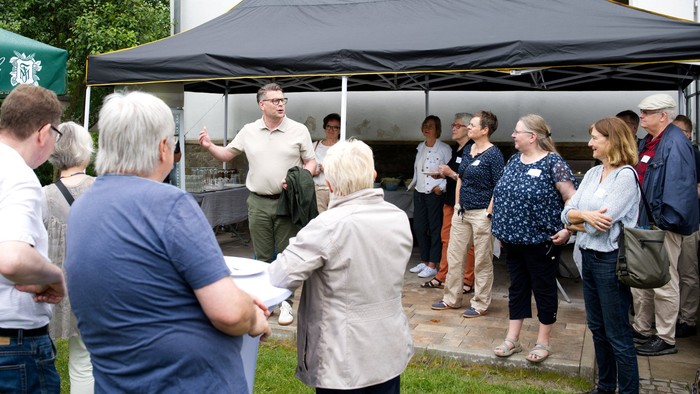 Der Regen hat sich verzogen und Martin Voit, Leiter des gemeinsamen Kreiskirchenamts der evangelischen Kirchenkreise Hagen, Hattingen-Witten und Schwelm, eröffnet die Party offiziell.