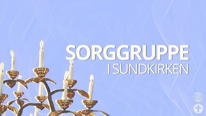 Elegant lysekrone med lys over teksten 
