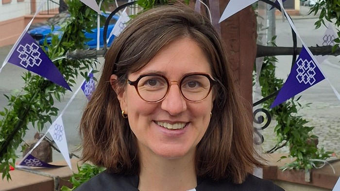 Pfarrerin Luisa Karge beim diesjährigen Tauffest am Langener Vierröhrenbrunnen vor der Stadtkirche.