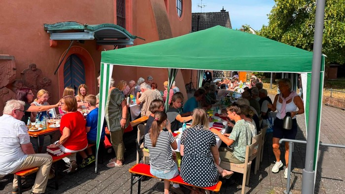 Frühstückstisch auf dem Kirchhof