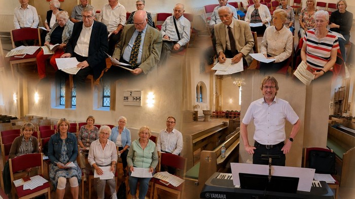 Eine Chorgruppe und ein Pianist posieren gemeinsam in einer Kirche mit Notenblättern.