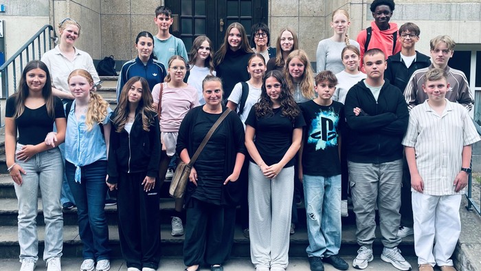 Gefängnisseelsorgerin Elena Kersten (vordere Reihe, Vierte von links) hat den evangelischen Religionskurs der siebten Jahrgangsstufe des Albrecht-Dürer-Gymnasiums besucht und dort von ihrer Arbeit erzählt.